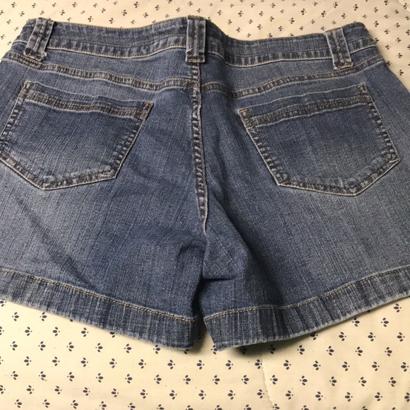 Shorts - Picture 3 of 3